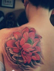 女性背部红色莲花纹身图案