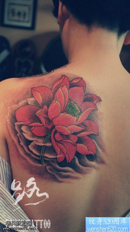 点击大图看下一张：女性背部红色莲花纹身图案