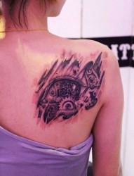 女性背部机械纹身图案