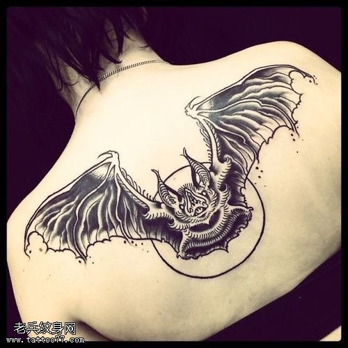 点击大图看下一张：女孩背部展翅的蝙蝠纹身图片