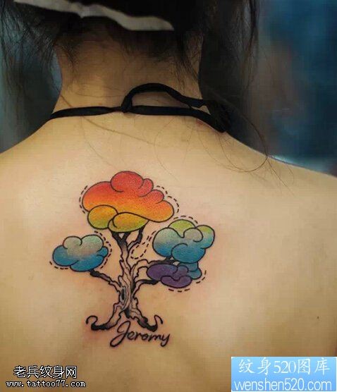 点击大图看下一张：女性背部彩色树纹身图案