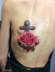女性背部彩色船锚玫瑰花纹身图片