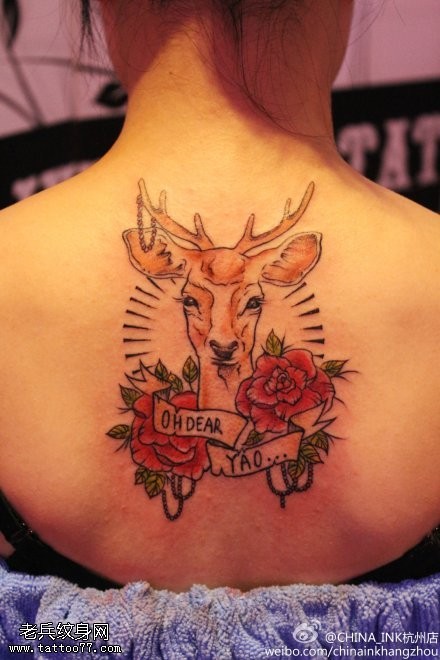 点击大图看下一张：女性背部彩色羚羊玫瑰纹身图案