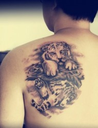 男人背部小老虎纹身图案