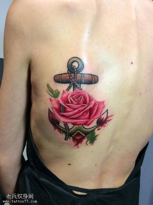 点击大图看下一张：女性背部彩色船锚玫瑰花纹身图片