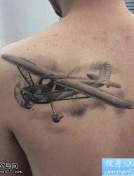 男士背部准备起飞的飞机纹身图案