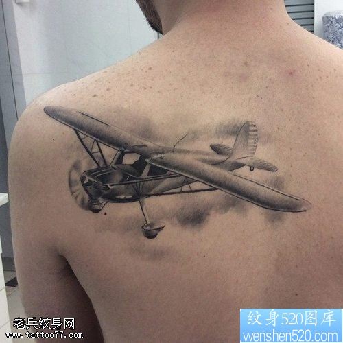 点击大图看下一张：男士背部准备起飞的飞机纹身图案