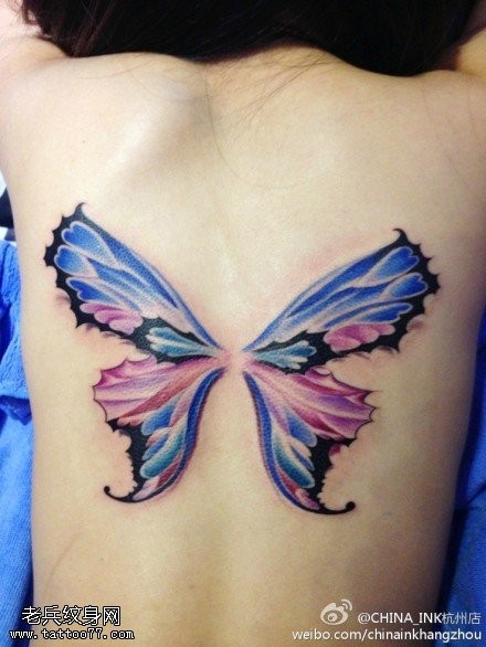 点击大图看下一张：女性背部彩色蝴蝶纹身图案