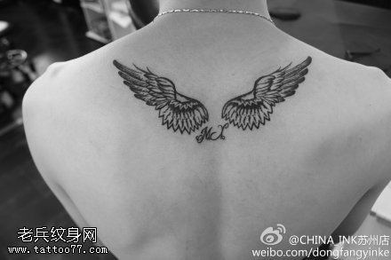 点击大图看下一张：背部小巧的天使翅膀纹身图案
