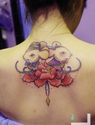女性背部彩色老鼠纹身图案