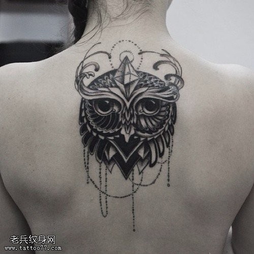 点击大图看下一张：女性背部猫头鹰纹身图案