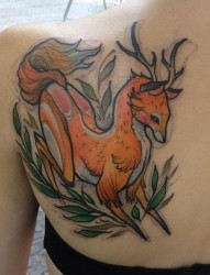 背部彩色羚羊纹身图案有纹身520图库提供