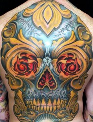 女性背部彩色骷髅玫瑰花纹身图片