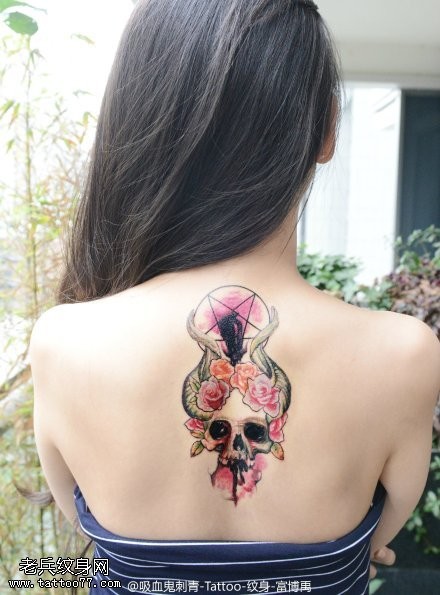 点击大图看下一张：女性背部彩色骷髅玫瑰花纹身图片