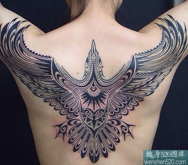 点击大图看下一张：背部大鹰展翅纹身图案