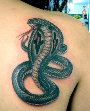 点击大图看下一张：背部超级有个性的蛇纹身