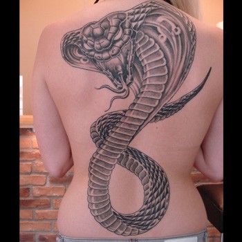 点击大图看下一张：背部超级有个性的蛇纹身图3
