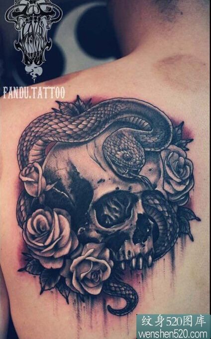 点击大图看下一张：背部骷髅玫瑰花蛇纹身图案
