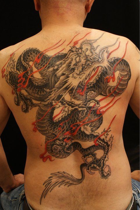 点击大图看下一张：男士背部一款霸气的满背纹身