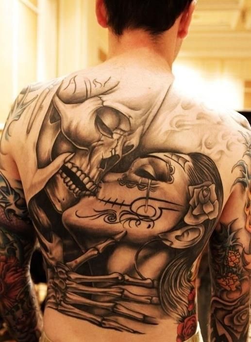 点击大图看下一张：男士背部一款霸气的满背纹身图4