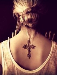 美女背后的十字架纹身