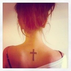点击大图看下一张：美女背后的十字架纹身