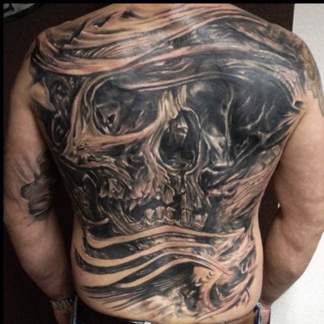 点击大图看下一张:满背霸气的骷髅纹身图2