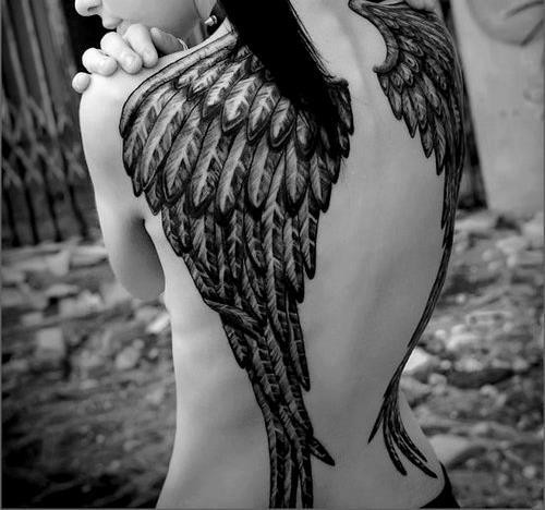 点击大图看下一张：每个人都是拥有翅膀的天使：背部漂亮的天使翅膀纹身图5