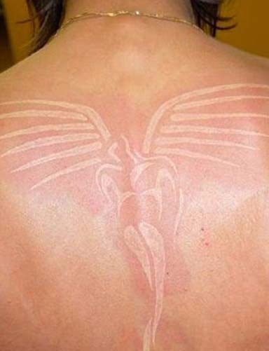 点击大图看下一张：鸽子血纹身：背部和肩部漂亮的鸽子血纹身图4