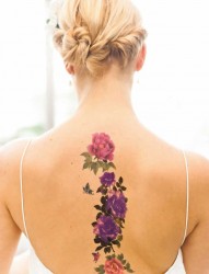 女生背部唯美的花朵纹身