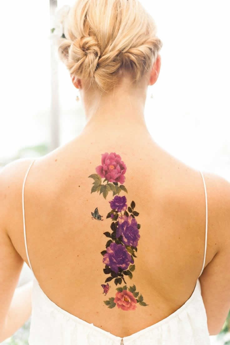 点击大图看下一张：女生背部唯美的花朵纹身