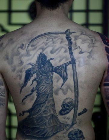 点击大图看下一张：男士背部大气的死神纹身图2