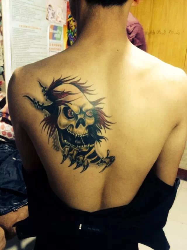 点击大图看下一张：肩部帅气的魔鬼纹身