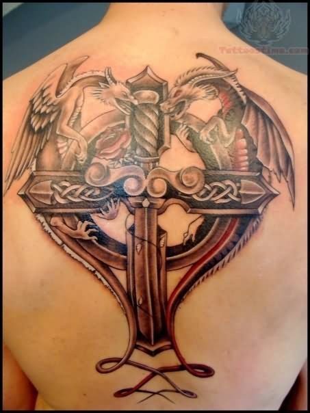 点击大图看下一张：背部时尚大气的纹身图案图2