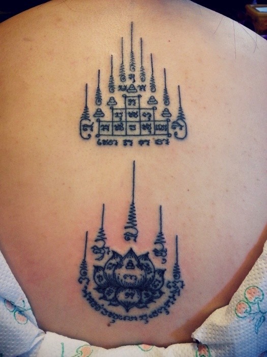 点击大图看下一张：背部经典的泰国刺符纹身