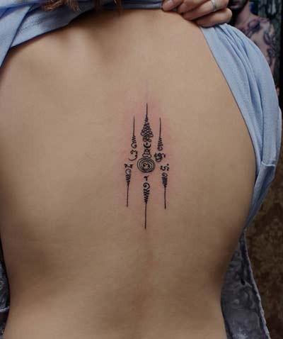 点击大图看下一张：背部经典的泰国刺符纹身图4
