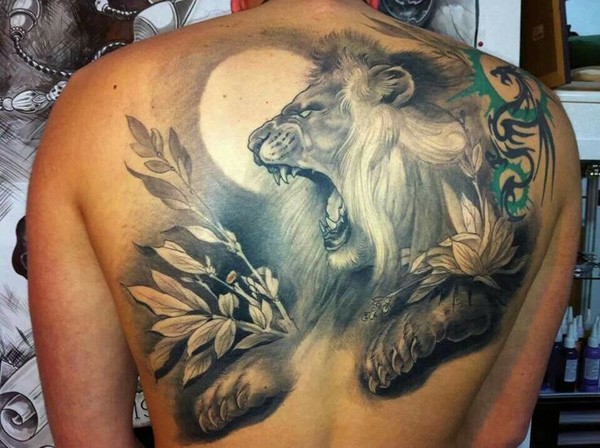 点击大图看下一张：背部霸气的狮子纹身