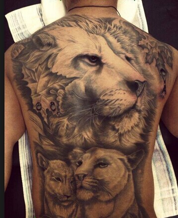 点击大图看下一张：背部霸气的狮子纹身图3