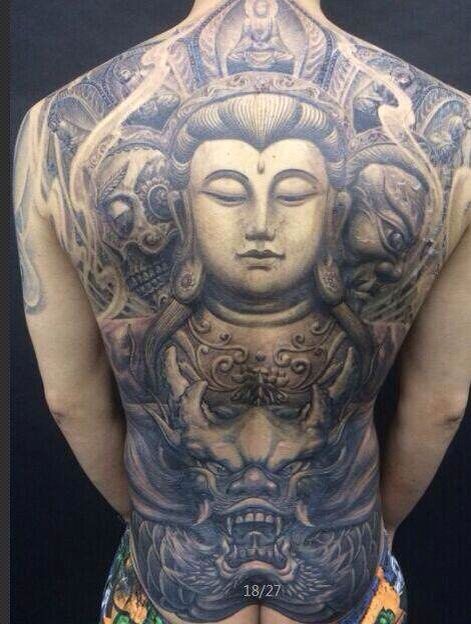 点击大图看下一张：背部帅气的佛纹身很值得收藏