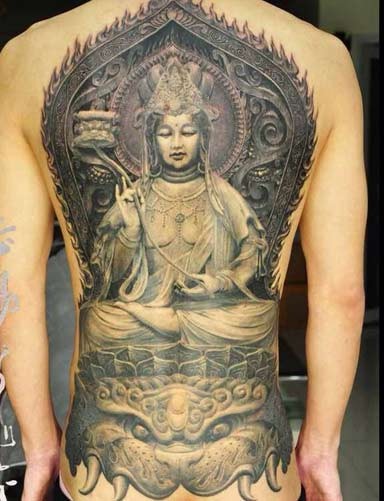 点击大图看下一张：背部帅气的佛纹身很值得收藏图2
