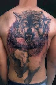 点击大图看下一张：霸气的背部狼纹身