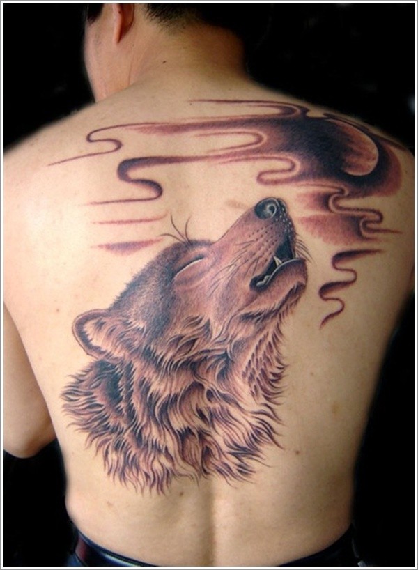 点击大图看下一张：霸气的背部狼纹身图2