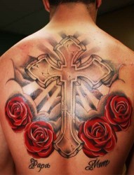 背部漂亮的十字架玫瑰纹身