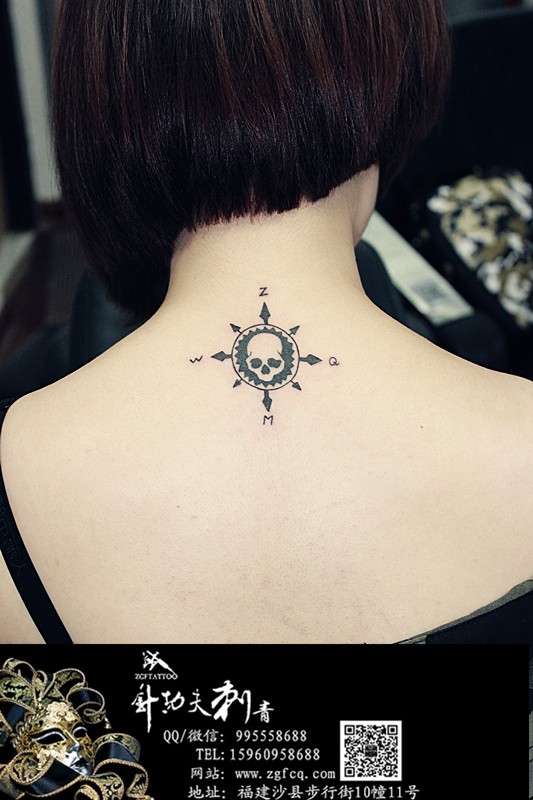点击大图看下一张：美女纹身-颈部指南针纹身