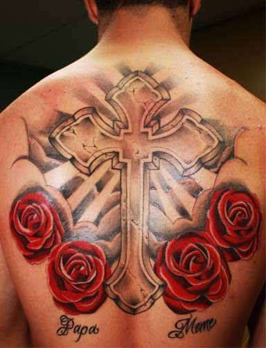 点击大图看下一张：背部漂亮的十字架玫瑰纹身