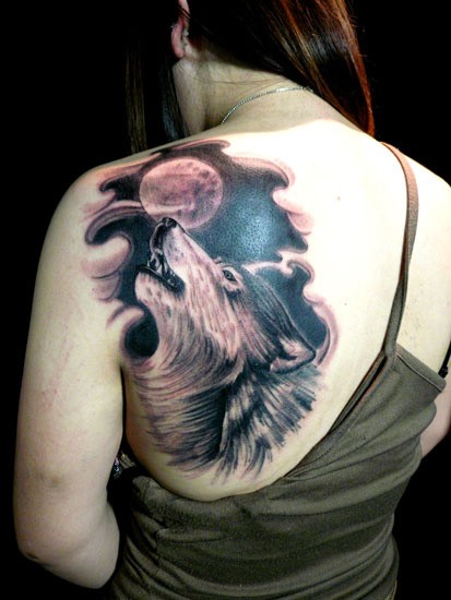 点击大图看下一张：一组针三味的背部纹身作品