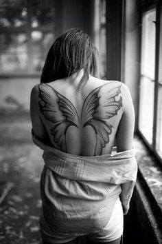 点击大图看下一张：女性背部唯美漂亮的蝴蝶翅膀纹身