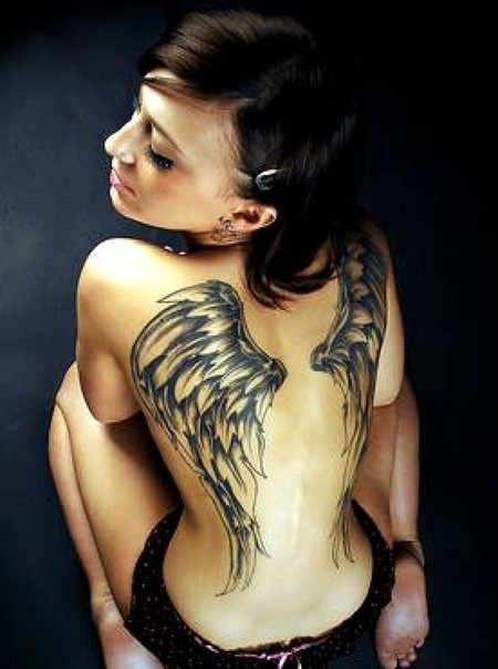 点击大图看下一张：女性背部唯美漂亮的蝴蝶翅膀纹身图5