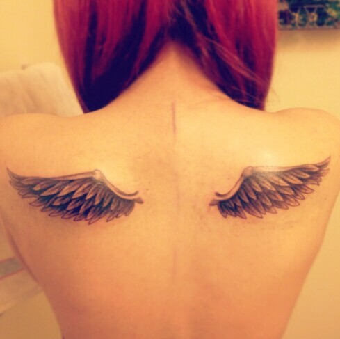 点击大图看下一张：女性背部小小的天使翅膀纹身图4