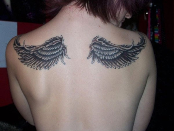 点击大图看下一张：女性背部小小的天使翅膀纹身图5